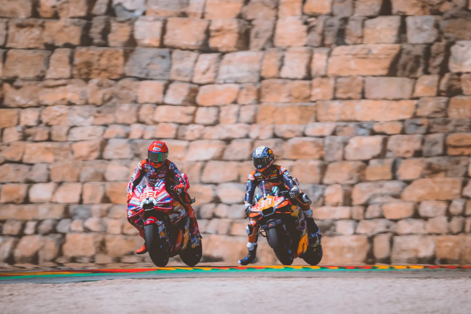 Márquez gives Aragón a reminder of who owns the place