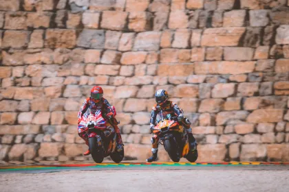Márquez gives Aragón a reminder of who owns the place